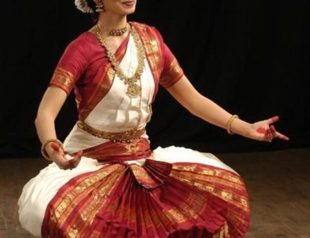 an-introduction-to-the-indian-dance-forms-classical-folk-bollywood